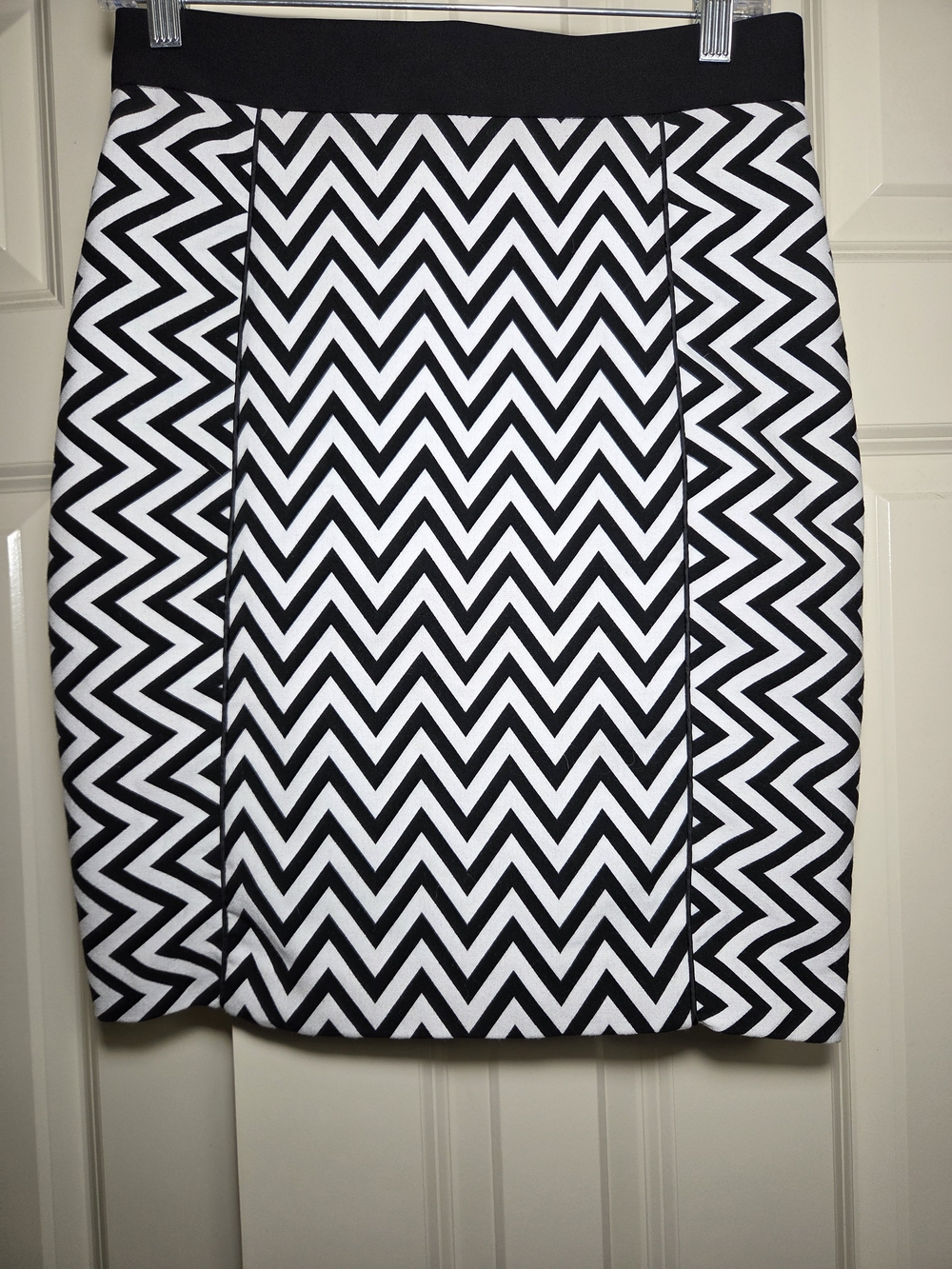 H&M Black/White Chevron Pencil Skirt - Geometric, Sleek, Bold, Nod To The 60s